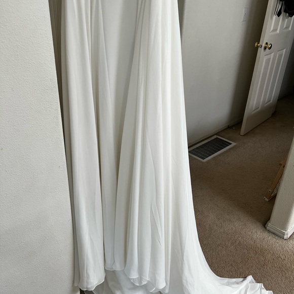 New never worn wedding dress - Picture 4 of 5